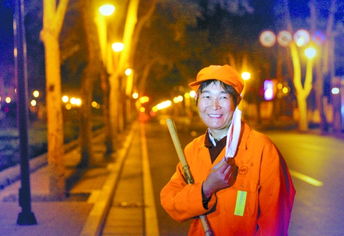 夜晚下的環(huán)衛工