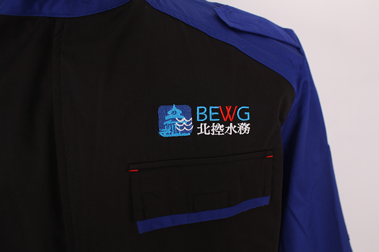 左胸LOGO刺繡平貼兜帶兜蓋有配色，易撕拉部位都采用打結加固